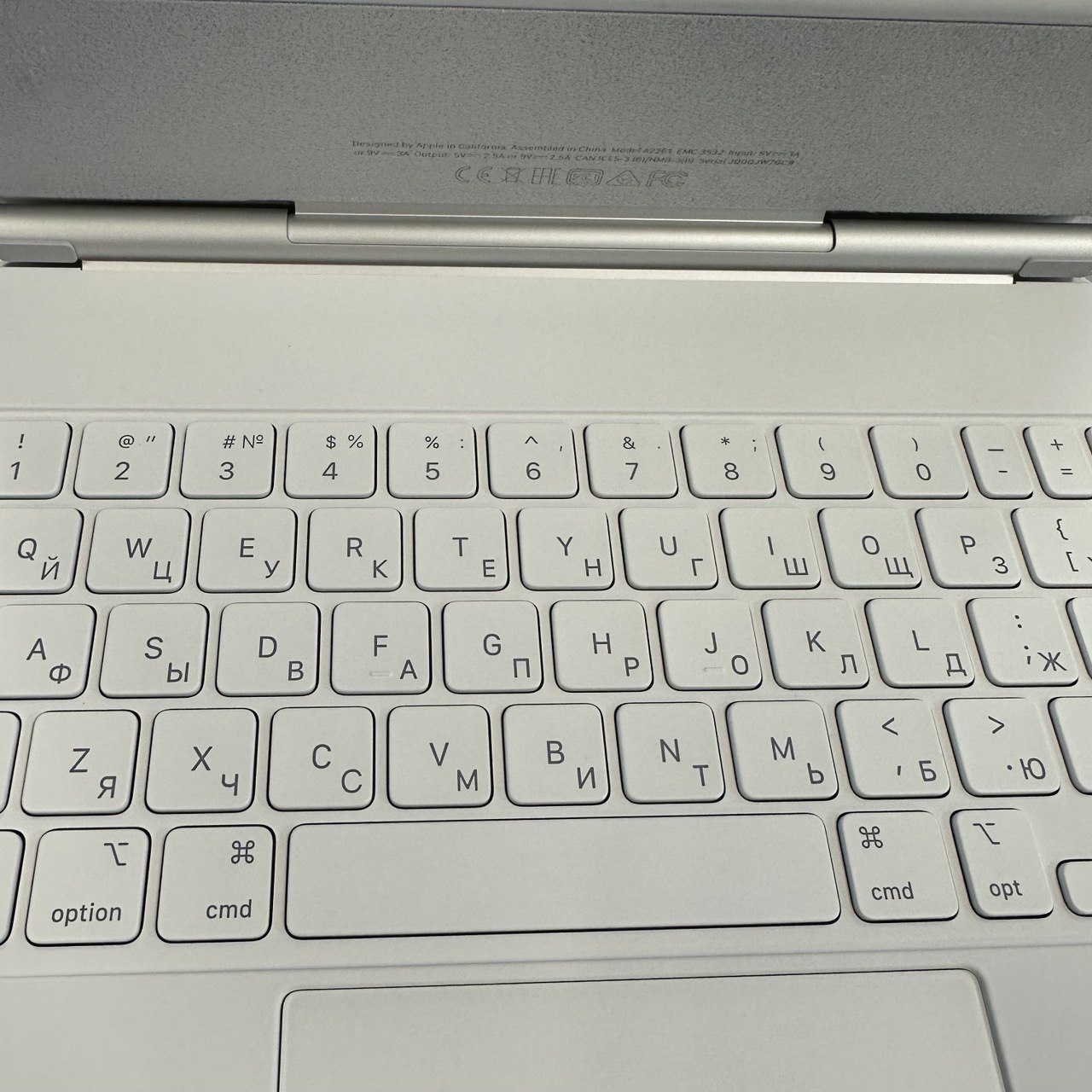 Чехол-клавиатура Apple Magic Keyboard для iPad Pro 11/iPad Air (2020-2022) White (MJQJ3) кириллица (лазерная гравировка) + QWERTY