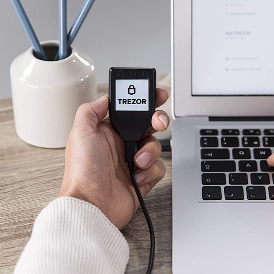 Аппаратный криптокошелек Trezor Model T